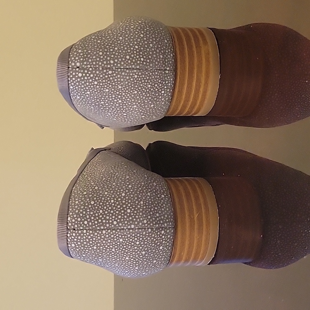 Shoes - Picture 2 of 10